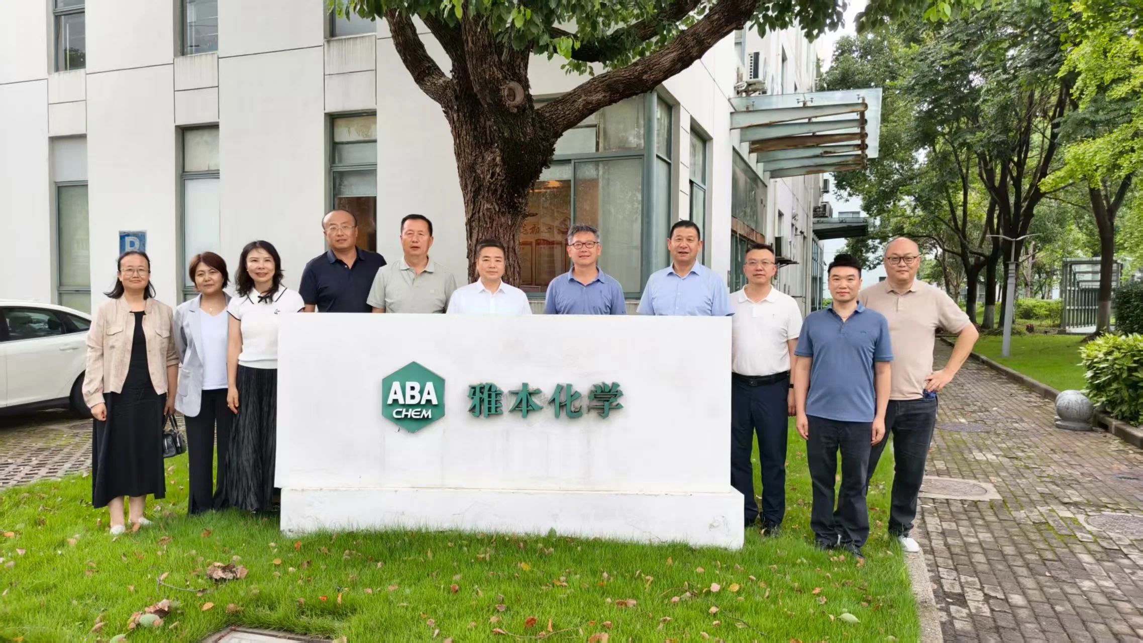 director zuo long of lanzhou new area administrative committee leads delegation in visit to abachem